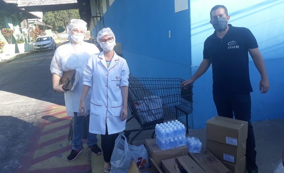 Campanha de associações doa 2,8 mil itens a desabrigados e instituições