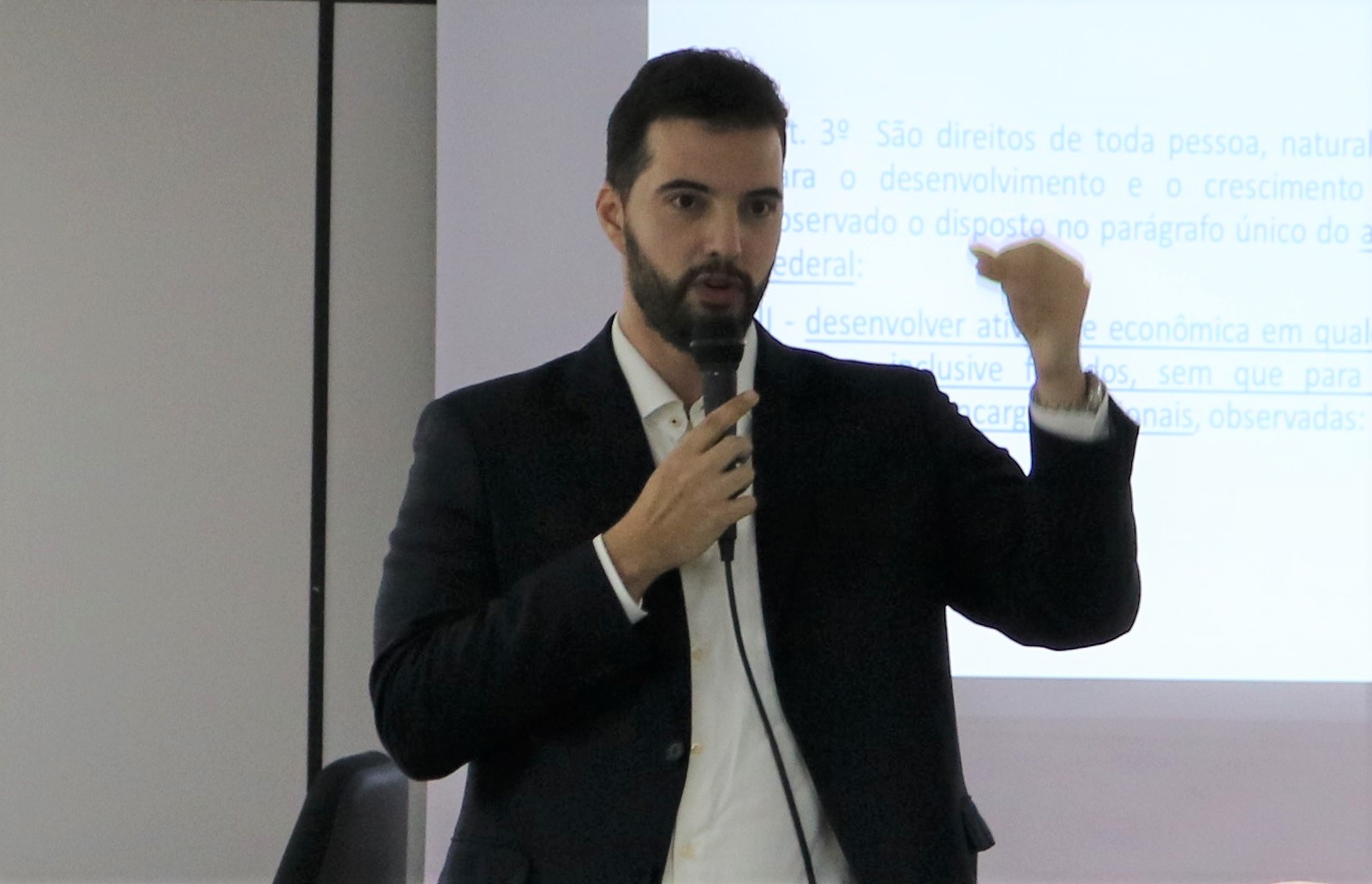 Bernardes fala de desconsideração direta da personalidade jurídica, em artigo