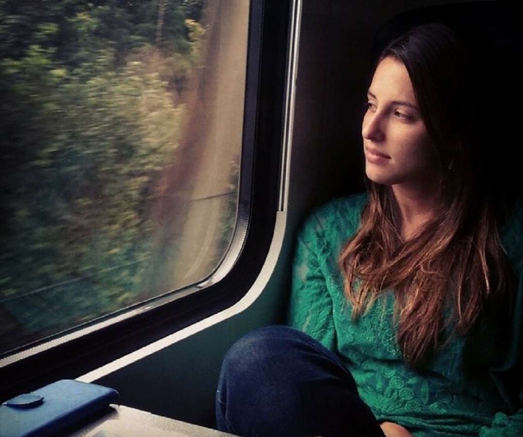 Viver uma pandemia é traumatizante, diz psicanalista Carolina Sanglard