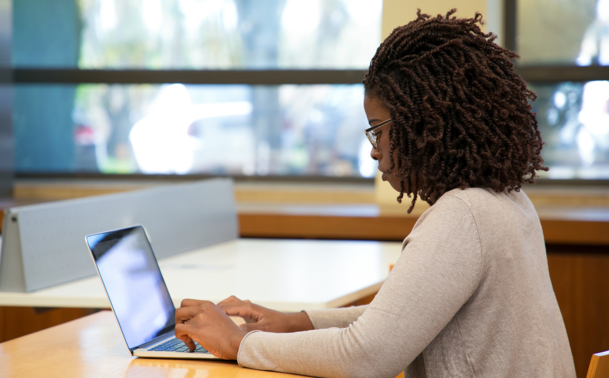 TRT-1 disponibiliza apostila do curso ‘Audiência Telepresencial Acessível’