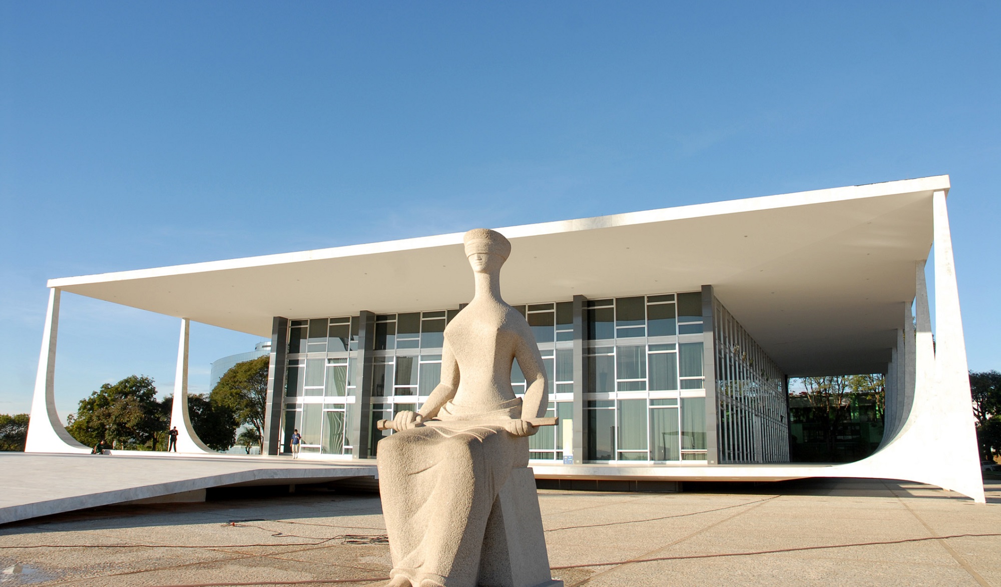 Em nota, Anamatra defende a democracia e apoia ministros do STF