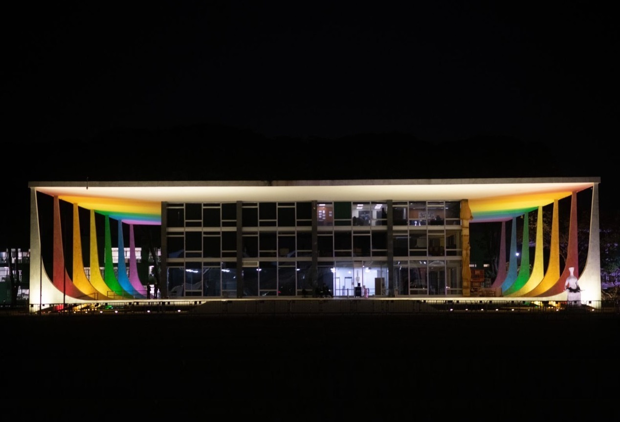 Por ação da Anamatra, STF é iluminado com as cores da bandeira LGBTQIA+