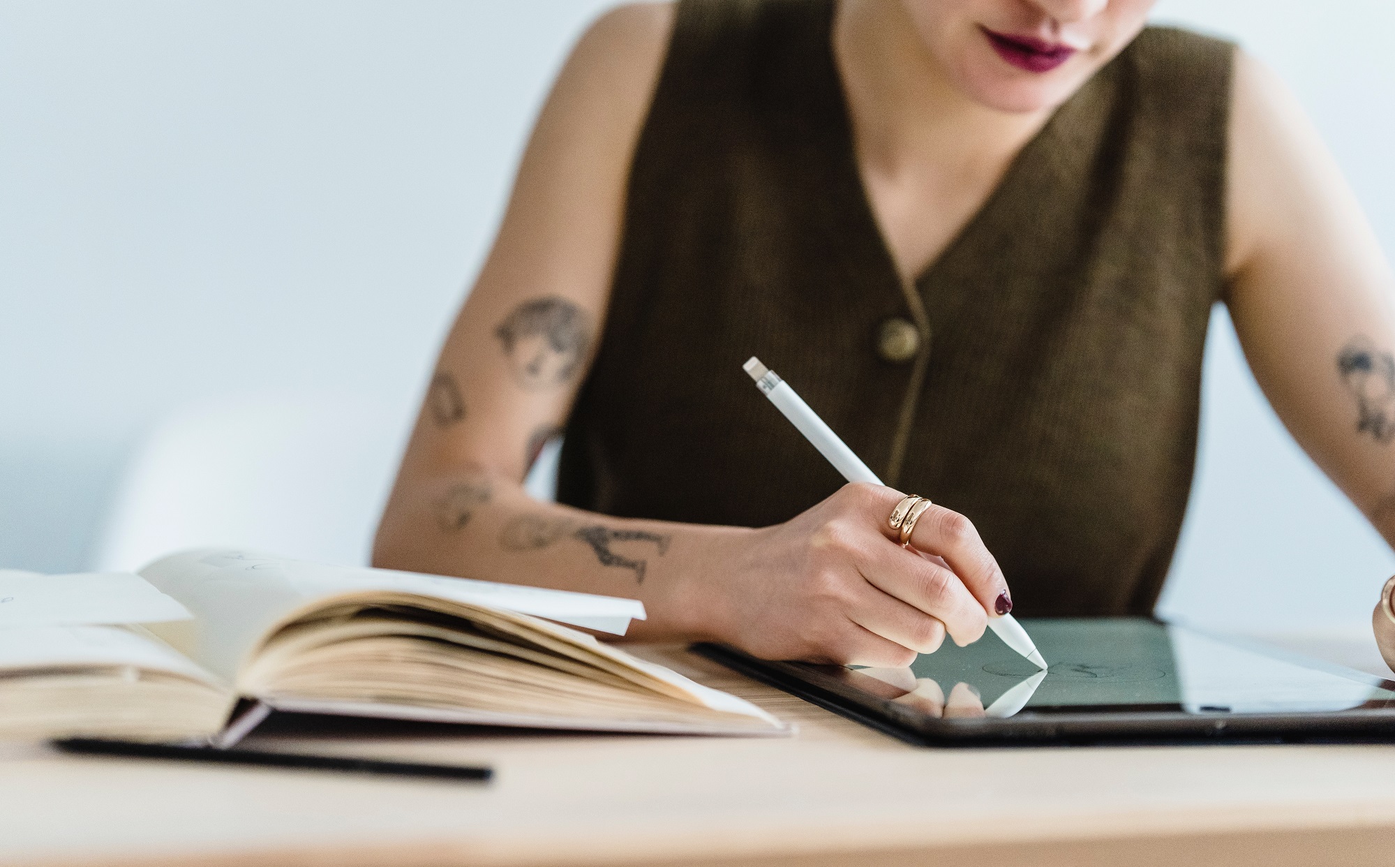 Justiça condena empresa por obrigar trabalhadora a esconder tatuagens