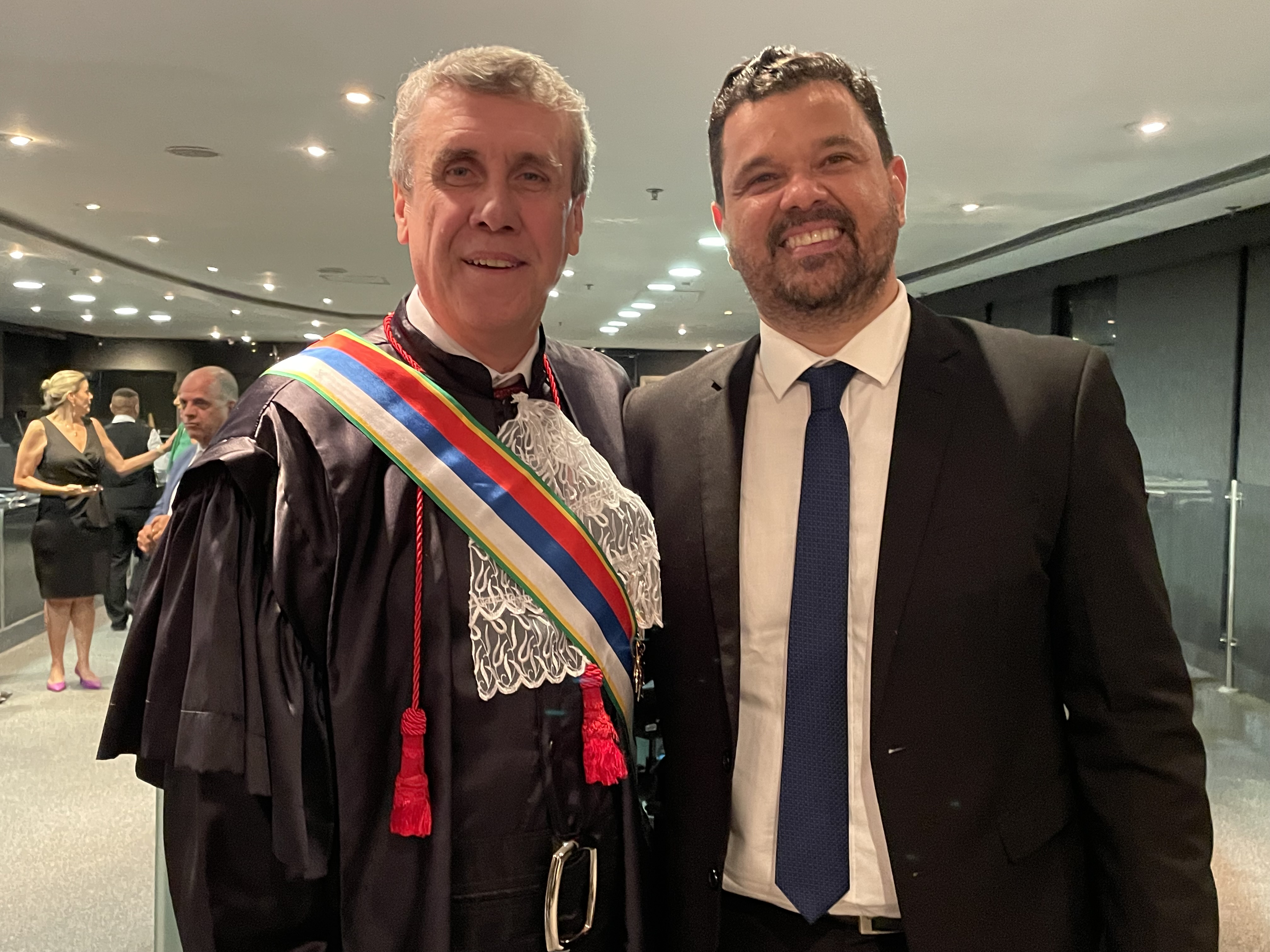 Posse de Cláudio Montesso reúne autoridades, colegas e familiares