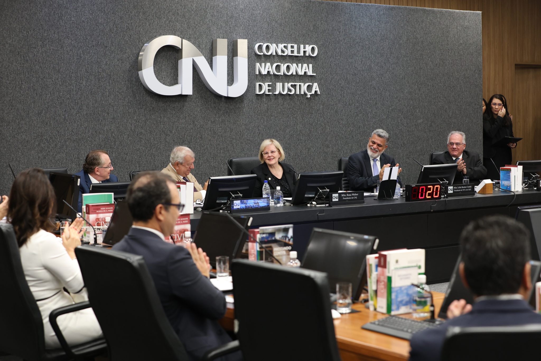 Comovida, Rosa Weber cita Mário Quintana ao exaltar Justiça do Trabalho