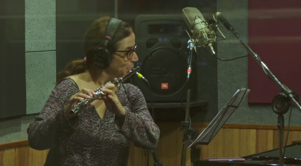 Mônica Cardoso toca flauta em canção na semifinal do Festival da Rádio Nacional