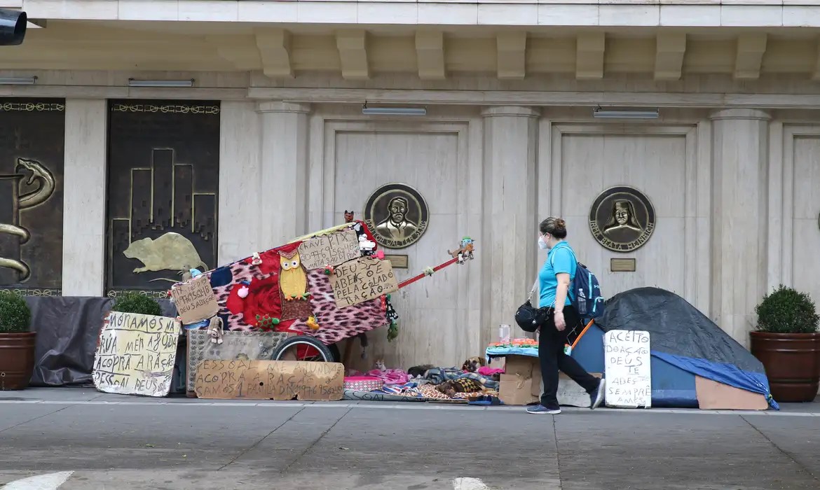 Lei que cria políticas para população em situação de rua é sancionada por Lula
