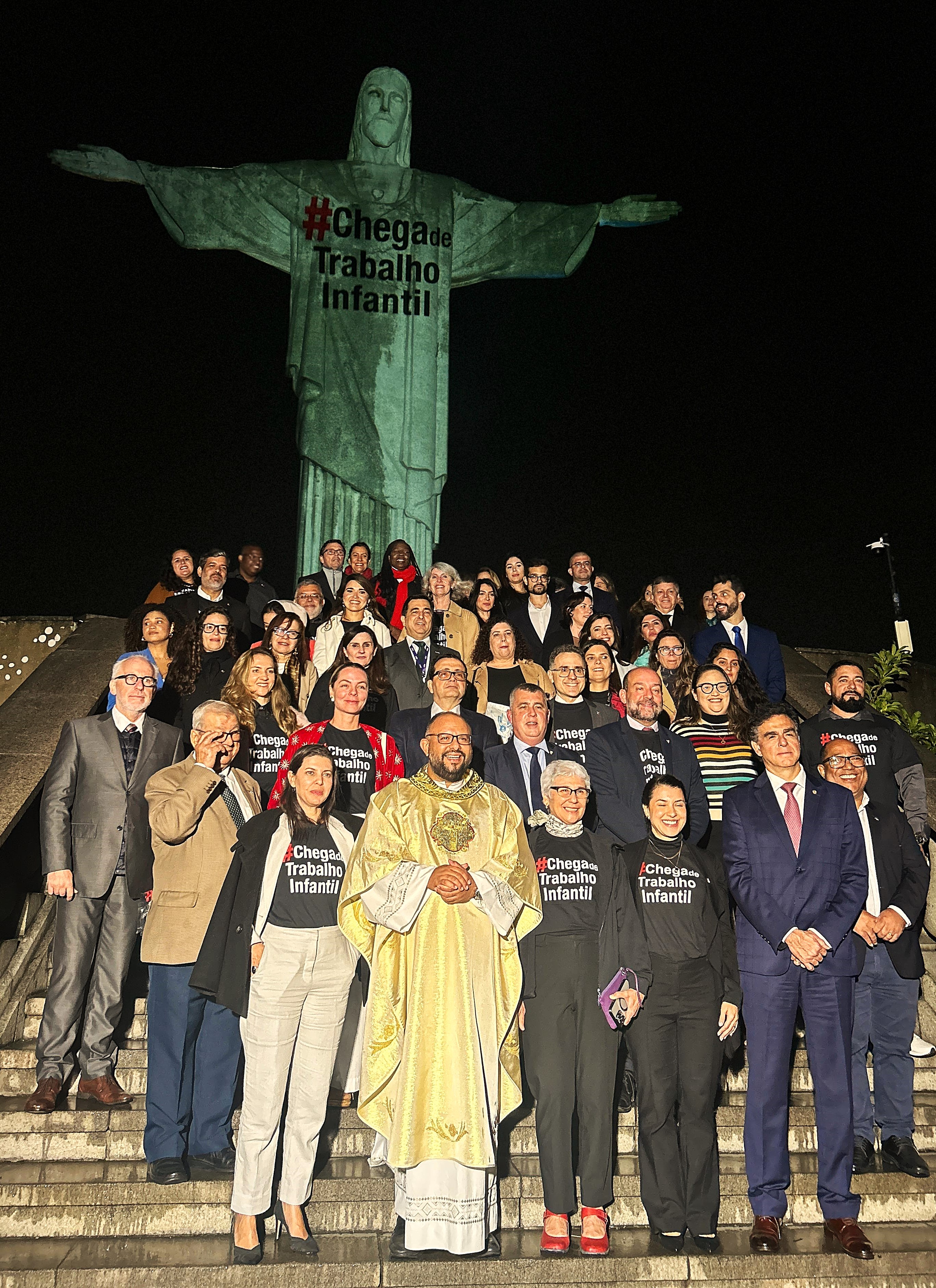 Cristo Redentor foi iluminado em apoio à luta contra o trabalho infantil